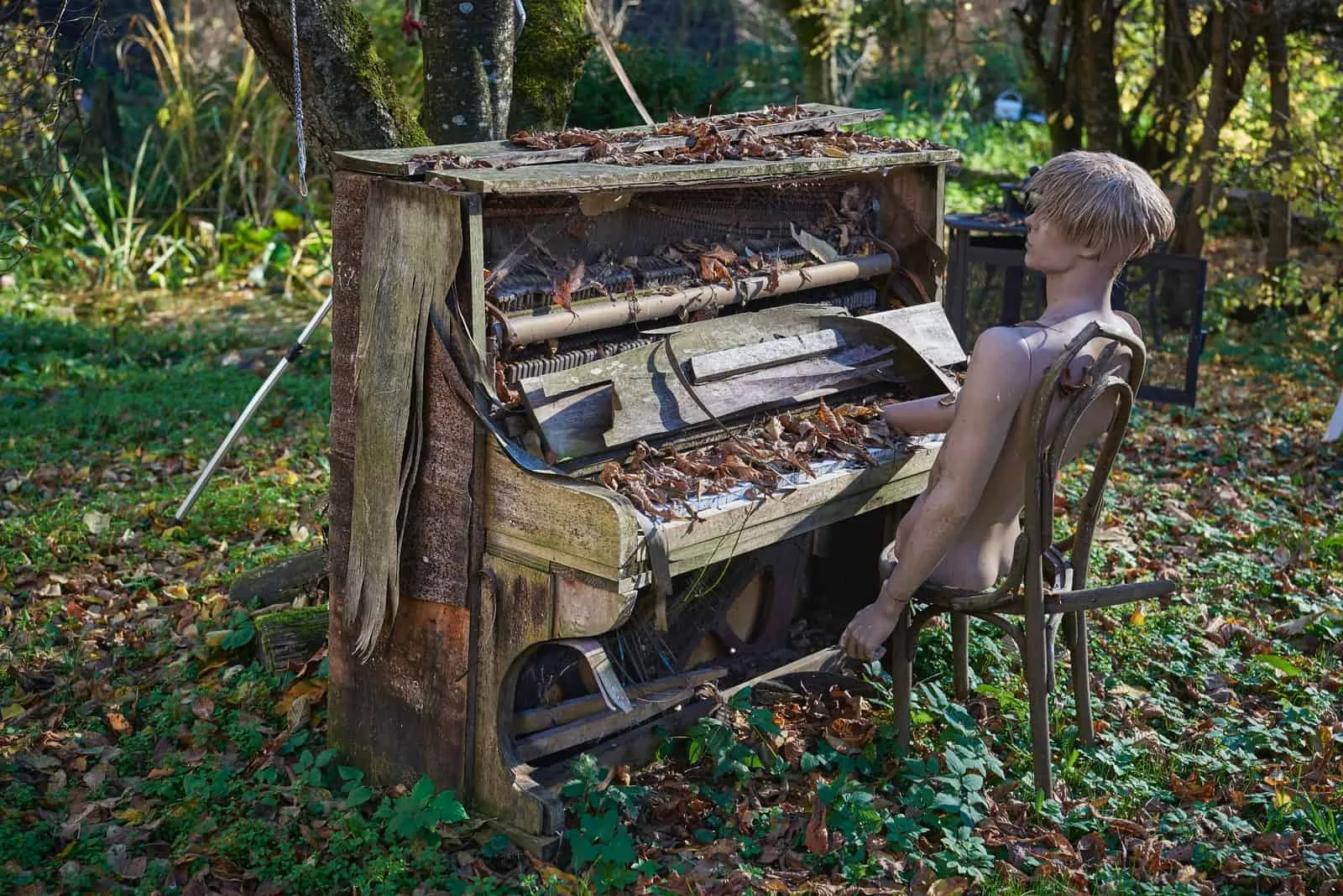 brown wooden piano
